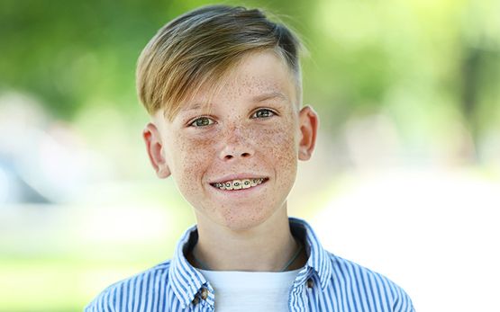 Kind mit Metall-Zahnspange in der Südoststeiermark
